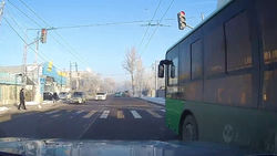 Автобус проехал на красный свет светофора. Видео