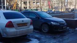 По проспекту Чынгыза Айтматова водители паркуются на тротуаре