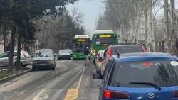По ул. Айтиева не могут разъехаться два автобуса. Видео