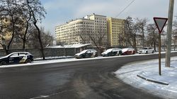По улице Тыныстанова более двух лет припаркованы сломанные автомашины