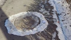 Горожанин жалуется на яму вокруг люка по проспекту Чынгыза Айтматова