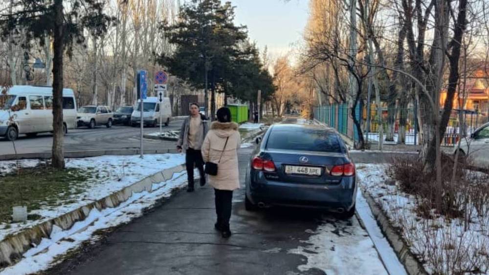 В 6 мкр машину припарковали на тротуаре. Фото