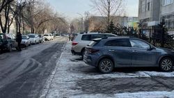 По улице Чокморова устроили парковку на тротуаре. Фото