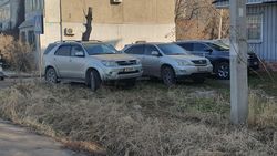 Машины припарковали на газоне в мкр Восток-5