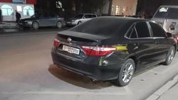 Тонированную машину припарковали на остановке по ул. Кольбаева