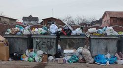По улице Манас айылы переполнены мусорные баки