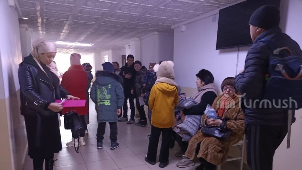 Большая очередь. Кезекте кз очередь на жилье инвалиду. Кезекте очередь. Очередь из людей. Очередь в магазине.