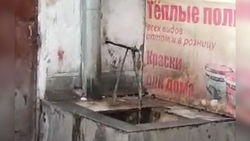 На территории рынка Баткен вода бежит из крана. Видео