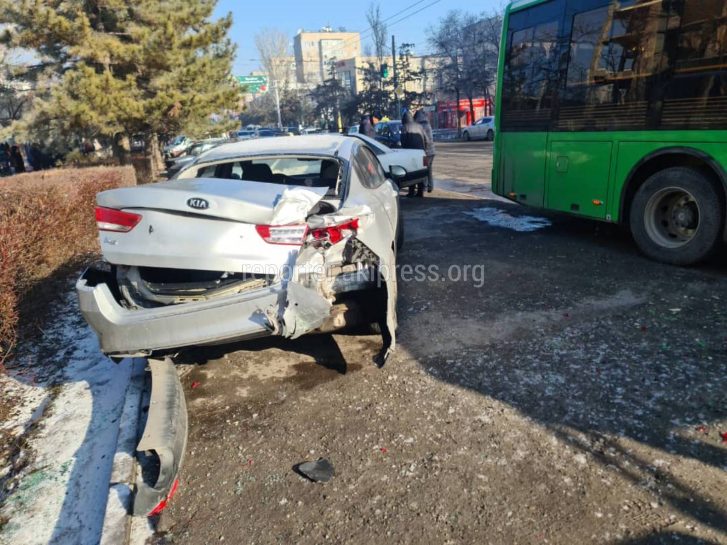 По Юнусалиева автобус №52 врезался в припаркованную машину, - горожанин