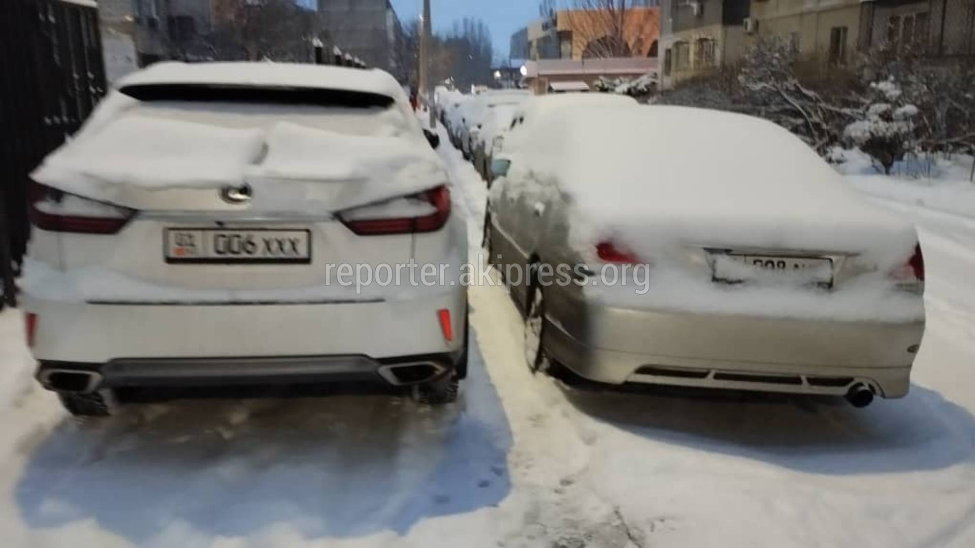 В 12 мкр машины паркуются на тротуаре. Фото