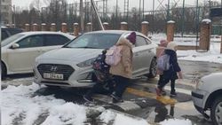 «Хендай» припарковали на пешеходном переходе возле школы по ул.Токтоналиева