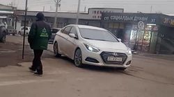 В городе Ош водитель автомобиля припарковался на перекрестке