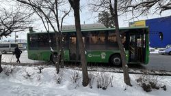Автобус №103 осуществляет высадку и посадку пассажиров в неположенном месте