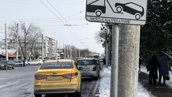 «Тойота» припаркована под запрещающим знаком на пересечении ул.Ахунбаева и Тыныстанова