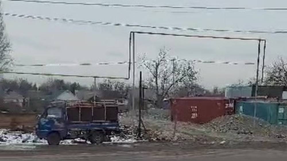 В Аламедине-1 стройтехника загрязняет дорогу. Видео горожанина
