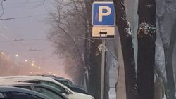 Из-за неправильной парковки на Ахунбаева создается пробка. Видео