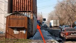 На ул.Боконбаева контейнеры опасно поставили у тротуара. Ответ мэрии