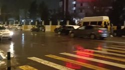 Таксисты продолжают парковаться на «зебре» возле «шлагбаума». Видео горожанина