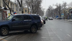 На Московской машины припаркованы на остановке, рядом стоят патрульные. Фото