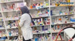 Кошка на полке с лекарствами в аптеке на Донецкой. Видео