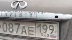 «Инфинити» с российскими номерами припарковали поперек дороги на Ошском рынке. Видео