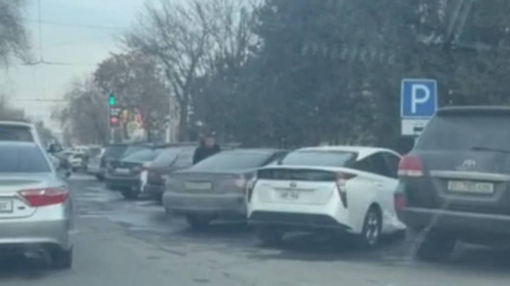 Патрульная оштрафовала водителей, которые неправильно паркуются возле МВД
