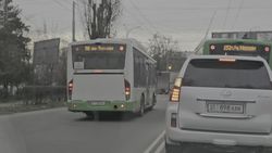 Автобус №38 выехал на перекресток по встречке и повернул на красный. Видео