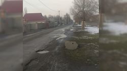 «Дороги в ямах, тротуара нет»: Жители совхоза имени Фрунзе жалуются на дороги