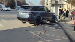 Range Rover припарковали на остановке, мешая общественному транспорту. Фото