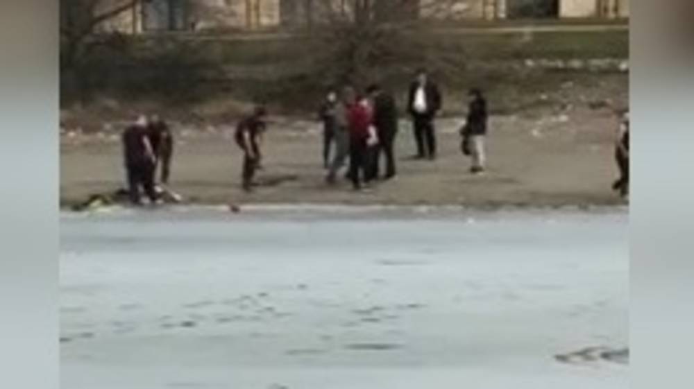 В парке «Ынтымак» двое детей провалились под лед, их спасли. Видео (Дополнено)
