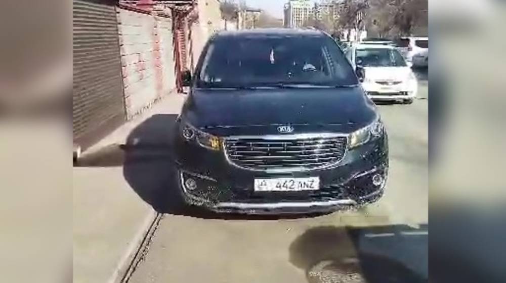 Kia припарковали на тротуаре на Фатьянова. Чтобы обойти машину, приходится выходить на проезжую часть, - горожанка