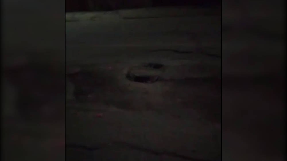 На Садырбаева, не доезжая по Южной Магистрали, появилась яма вокруг люка. Видео