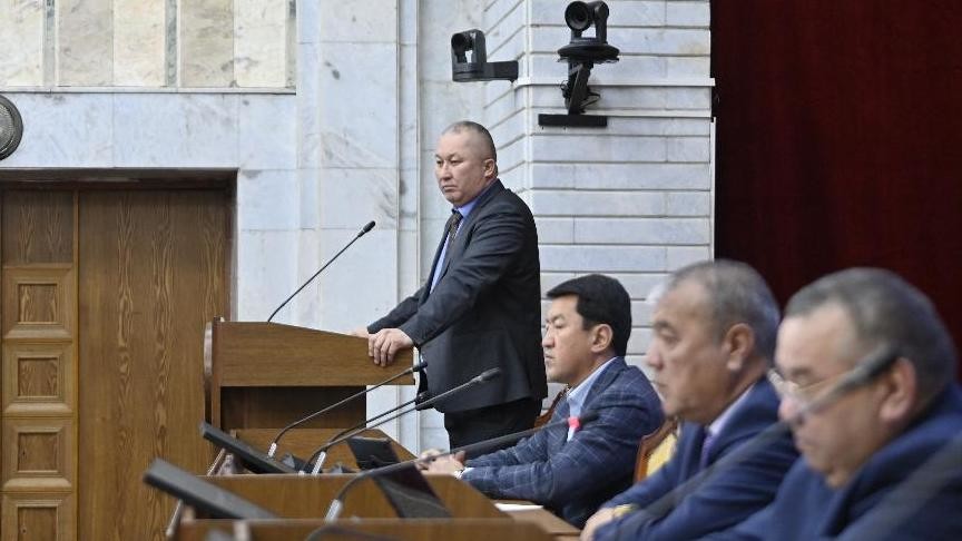 Депутат Замирбек Мамасадыков на трибуне