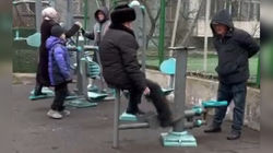 Бабушки и дедушки занимаются спортом на площадке, несмотря на холод. Видео