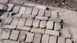 Новый тротуар по Исанова выкопали и заделали брусчаткой. Фото