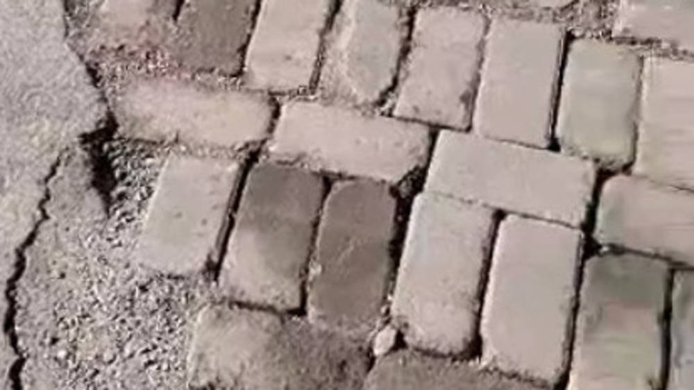 Новый тротуар по Исанова выкопали и заделали брусчаткой. Фото