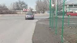 Законно ли на ул.Валиханова поставили забор у дороги? Видео горожанина