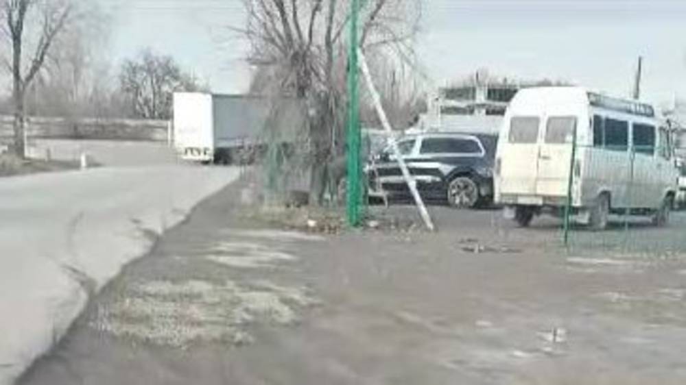 Законно ли на ул.Валиханова поставили забор у дороги? Видео горожанина