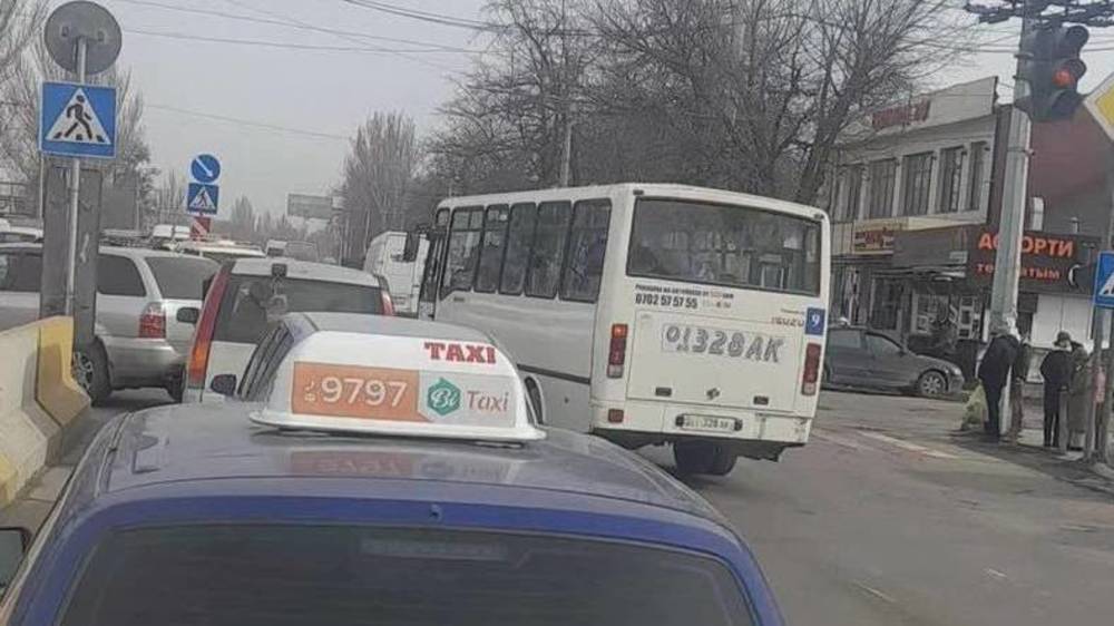 Водителя автобуса №21, поворачивающегося со второго ряда, оштрафовали и отстранили от работы на 2 дня