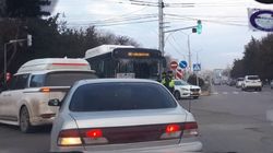 Автобус №49 столкнулся с легковушкой на Байтик Баатыра-Магистрали