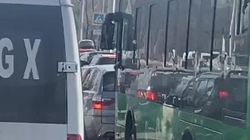 Водитель жалуется на пробку на Ахунбаева. Видео