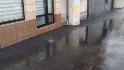 На Московской вода капает с крыши дома на тротуар. Видео