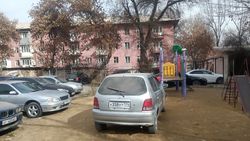 Детская площадка по ул.Айтиева превратилась в парковку. Фото