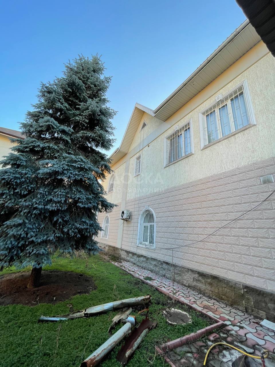 Продаю дом 6-ком. 225кв. м., этаж-2, 4.35-сот., стена кирпич, Ахунбаева/Юнусалиева.