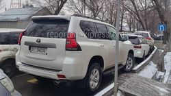 Водитель компании «Балбай Курулуш» оштрафован на 1000 сомов за парковку на «зебре»