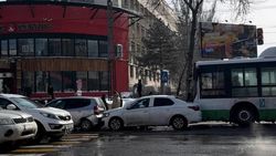 На Чуй-Шопокова произошло ДТП с участием автобуса и трех машин. Видео