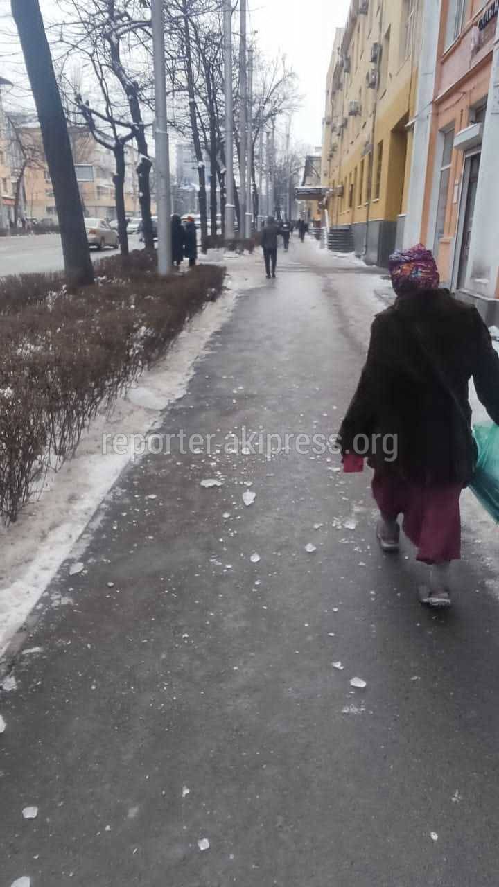 С крыши дома по ул.Манаса на тротуар падают огромные сосульки. Фото