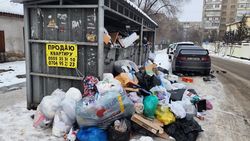 В Юг-2 мусор вываливается на дорогу. Видео