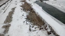 На Малдыбаева раскопали тротуар и разбили брусчатку. Фото