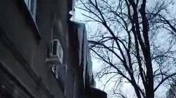 С крыши дома на Боконбаева свисают большие сосульки. Видео